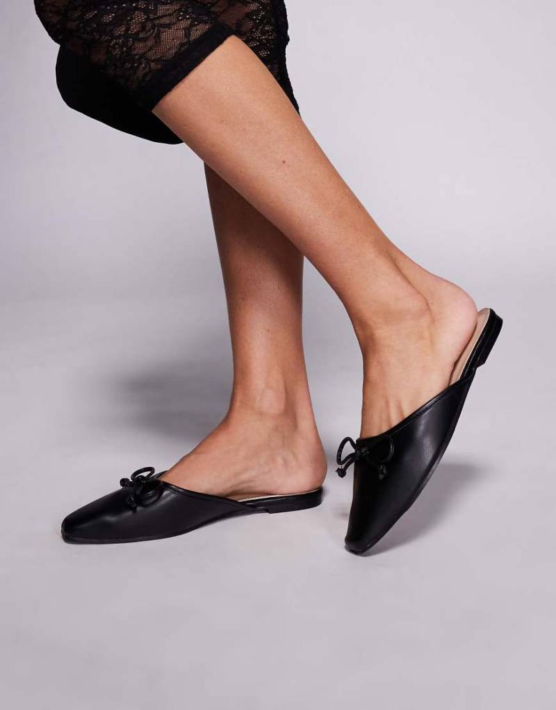 Public Desire - Gio - Flache Mules in Schwarz zum Reinschlüpfen von Public Desire