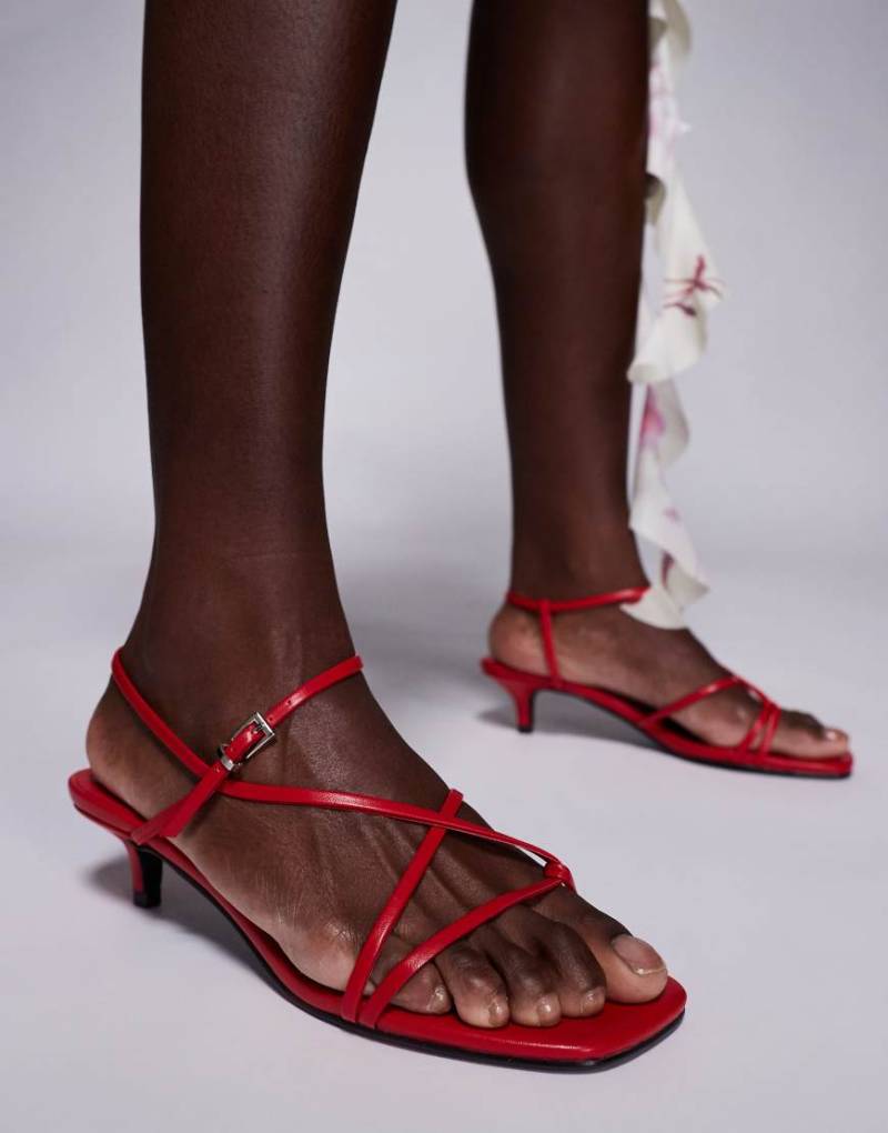 Public Desire - Glint - Minimalistische Riemchen-Sandalen in Burgunderrot von Public Desire