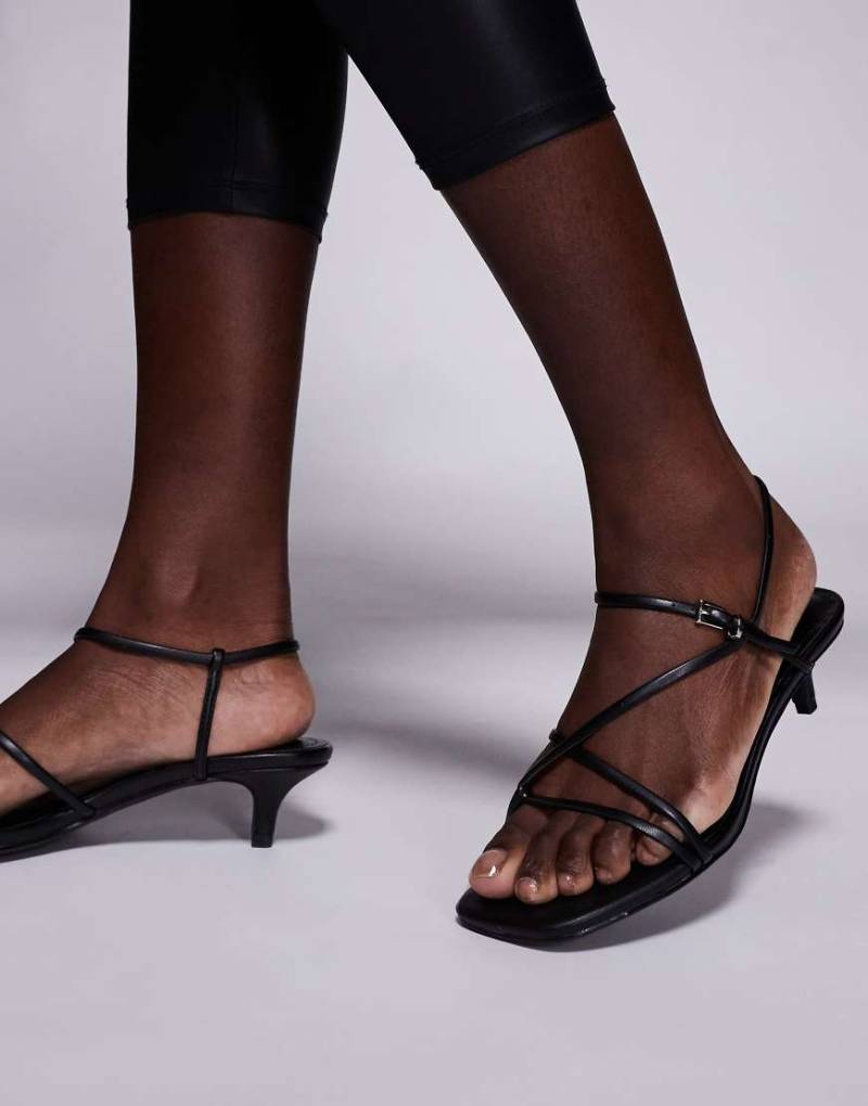 Public Desire - Glint - Minimalistische Riemchen-Sandalen in Schwarz von Public Desire