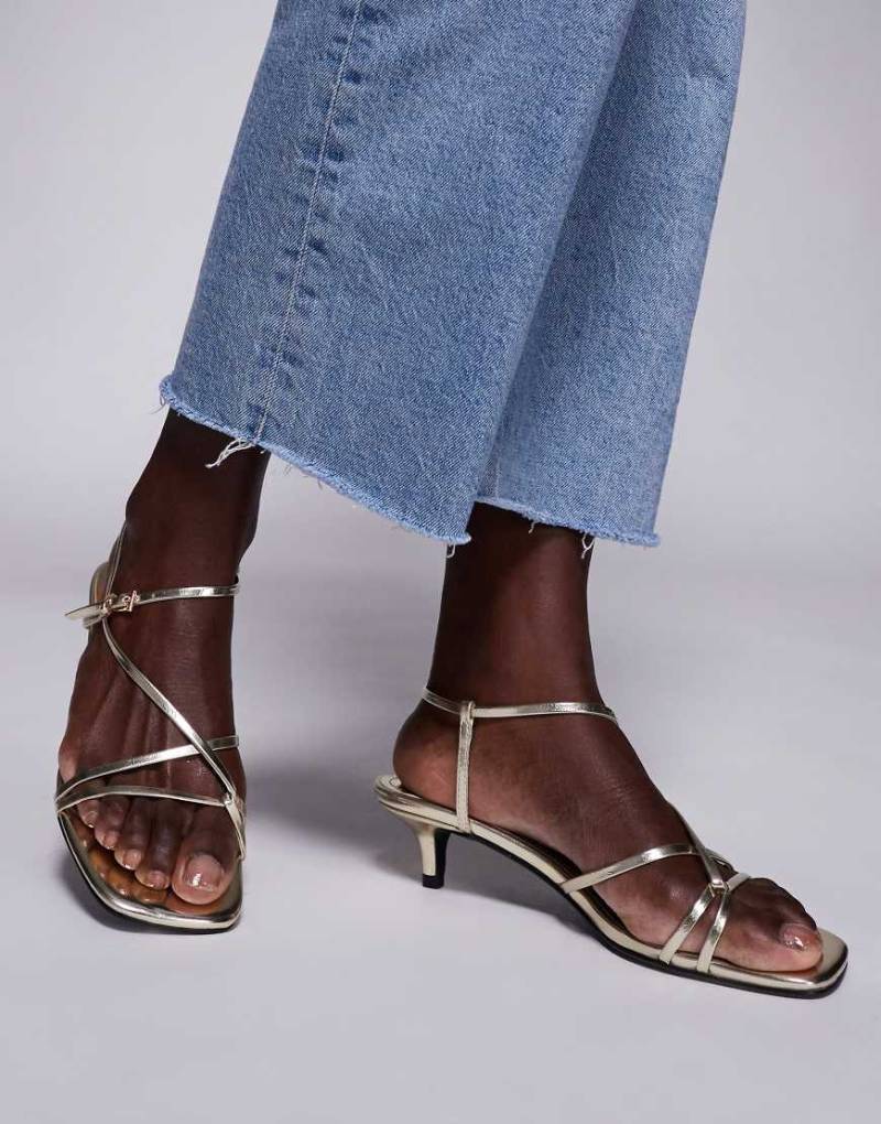 Public Desire - Glint - Minimalistische Sandalen in Metallic-Goldoptik mit Riemchen-Goldfarben von Public Desire