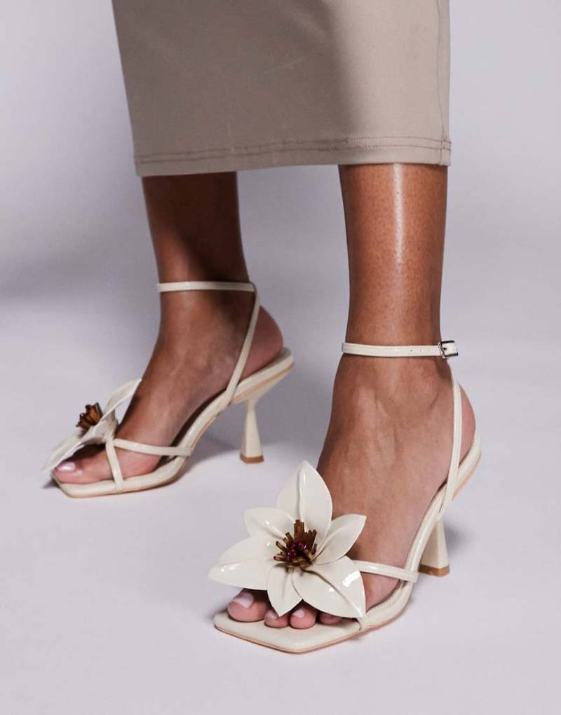 Public Desire - Hydrangea - Riemchen-Sandaletten in Cremeweiß mit 3D-Blume und mittelhohem Absatz von Public Desire