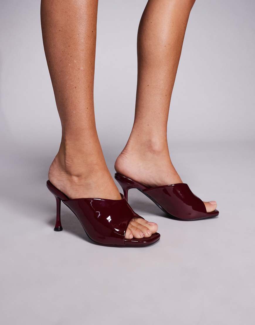 Public Desire - J'adore - Sandaletten-Mules in Burgunderrot mit Absatz Public Desire - J'adore - Sandaletten-Mules in Burgunderrot mit Absatz von Public Desire