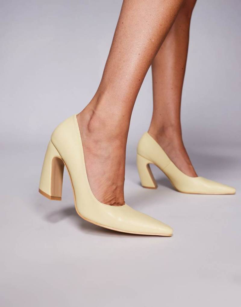 Public Desire - Jealousy - Pumps in Gelb von Public Desire