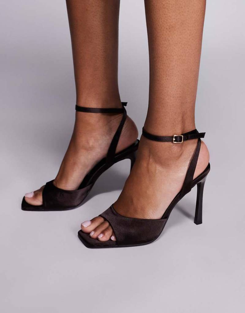 Public Desire - June - Sandaletten aus Satin in Braun mit Absatz-Brown von Public Desire