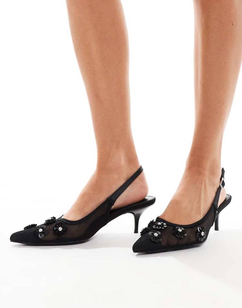 Public Desire - Kyle - Spitze Schuhe in Schwarz mit Fersenriemen, Kitten-Absatz und verzierten 3D-Blumen-Silber von Public Desire