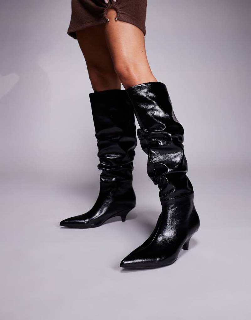 Public Desire - La Dolce Vita - Stiefel in Schwarz mit Kitten-Absatz und gerafftem Design von Public Desire