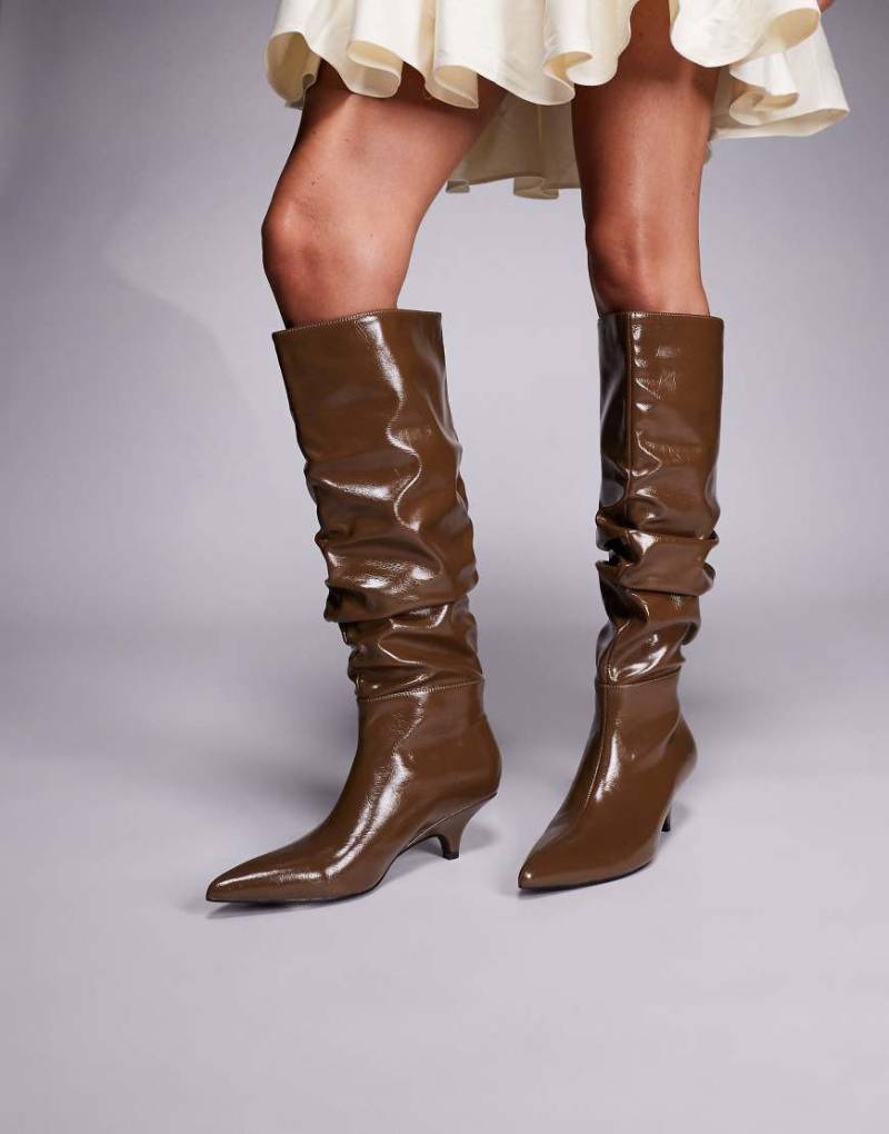 Public Desire - La Dolce Vita - Stiefel in Taupe mit Kitten-Absatz und gerafftem Design-Braun von Public Desire