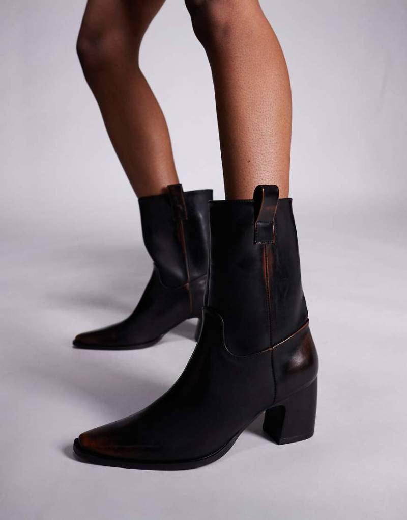 Public Desire - Layleigh - Stiefeletten in Braun mit abgerundetem Absatz von Public Desire