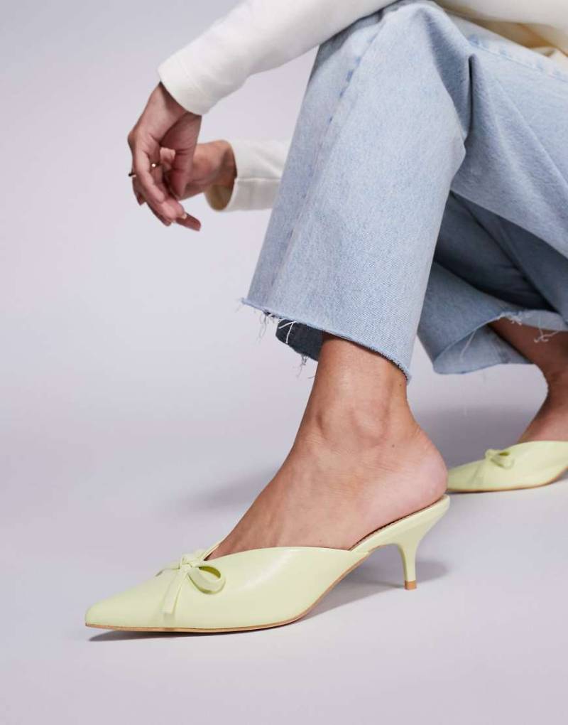 Public Desire - Lionheart - Spitze Mules in Gelb mit Pfennigabsatz und Schleife von Public Desire