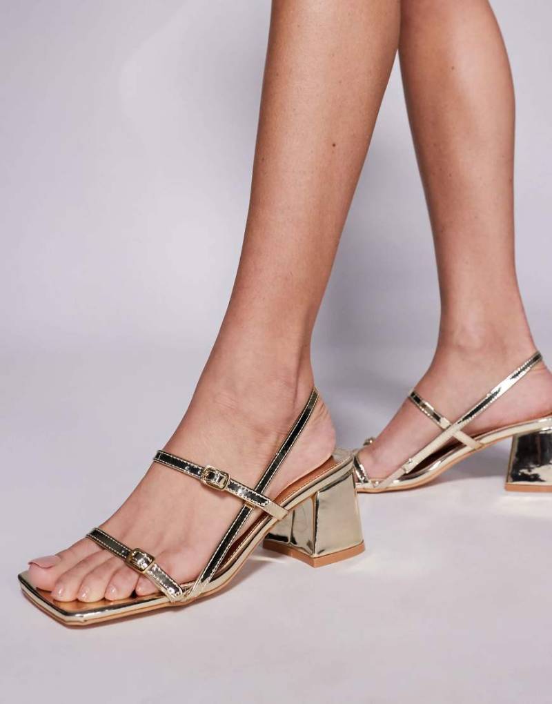 Public Desire - Logan - Sandaletten in Gold mit mittelhohem Blockabsatz-Goldfarben Public Desire - Logan - Sandaletten in Gold mit mittelhohem Blockabsatz-Goldfarben von Public Desire