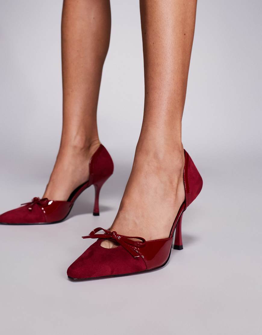 Public Desire - Makenna - Spitze Pumps in Burgunderrot mit Cut-out-Design und Zierschleife Public Desire - Makenna - Spitze Pumps in Burgunderrot mit Cut-out-Design und Zierschleife von Public Desire