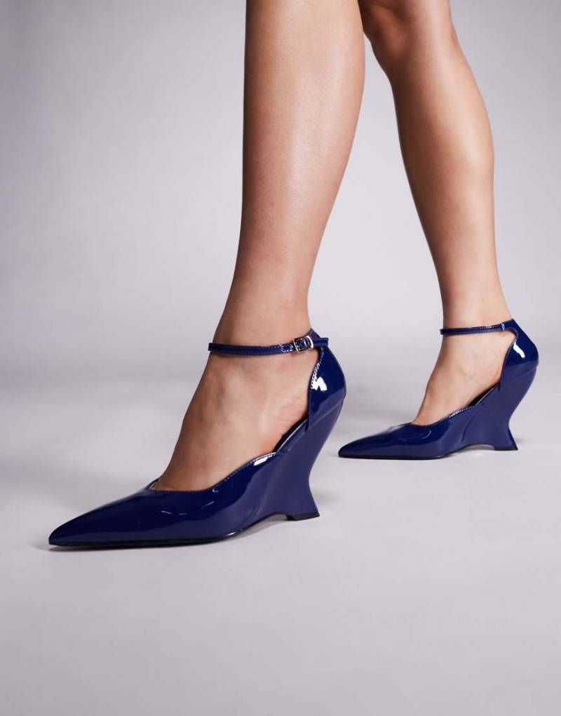 Public Desire - Mannequin - Spitze Schuhe in Lackoptik in Marineblau mit Keilabsatz von Public Desire