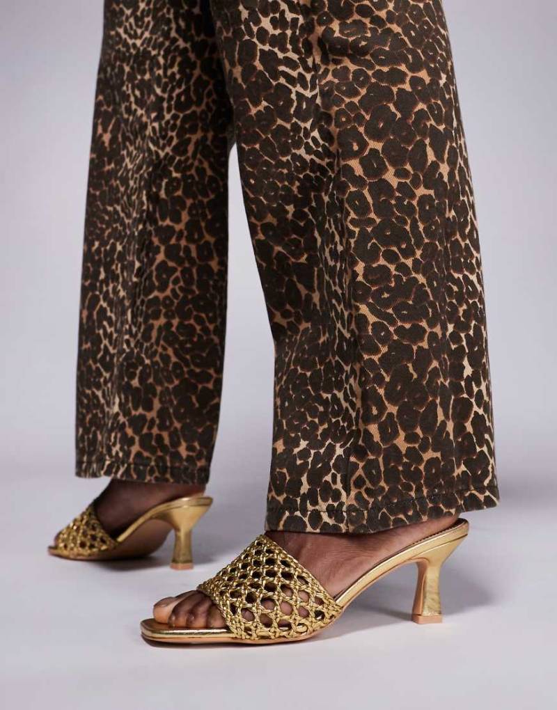 Public Desire - Maribelle - Gewebte Pantoletten in Gold mit Kitten-Absatz-Goldfarben von Public Desire