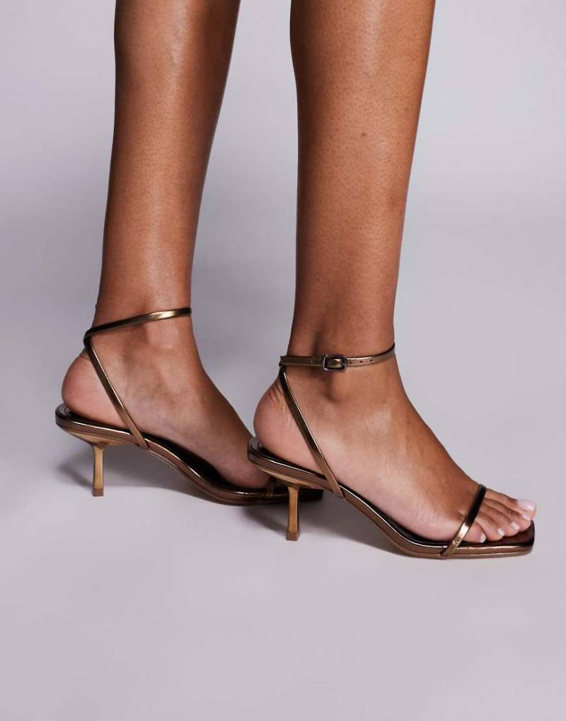 Public Desire - Natalya - Minimalistische Sandalen in Bronze mit Kitten-Absatz-Brown von Public Desire