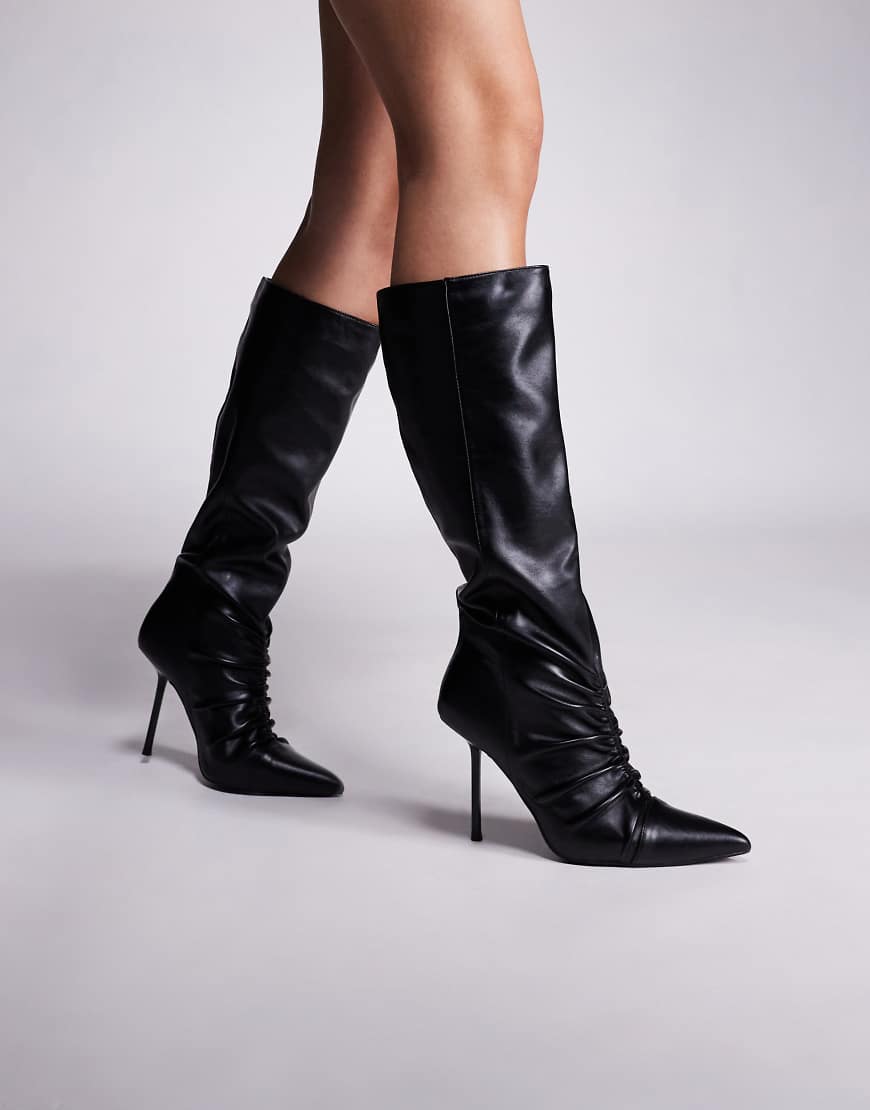 Public Desire - Neila - Kniehohe, spitz zulaufende Stiefel in schwarzer Lederoptik Public Desire - Neila - Kniehohe, spitz zulaufende Stiefel in schwarzer Lederoptik von Public Desire