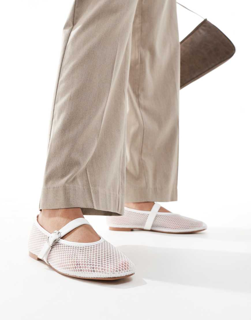 Public Desire - Nelly - Weiße Netz-Ballerinas mit Schnalle-Neutral Public Desire - Nelly - Weiße Netz-Ballerinas mit Schnalle-Neutral von Public Desire