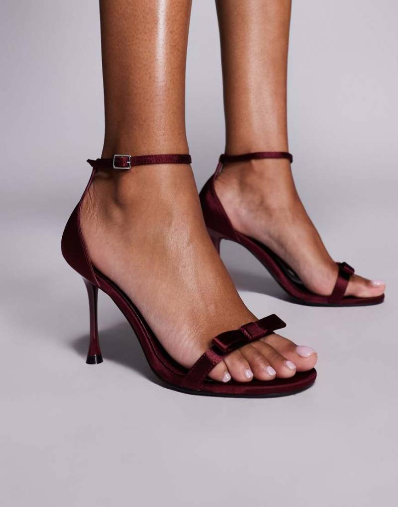 Public Desire - Novie - Absatzsandalen in Burgunderrot mit Schleife von Public Desire