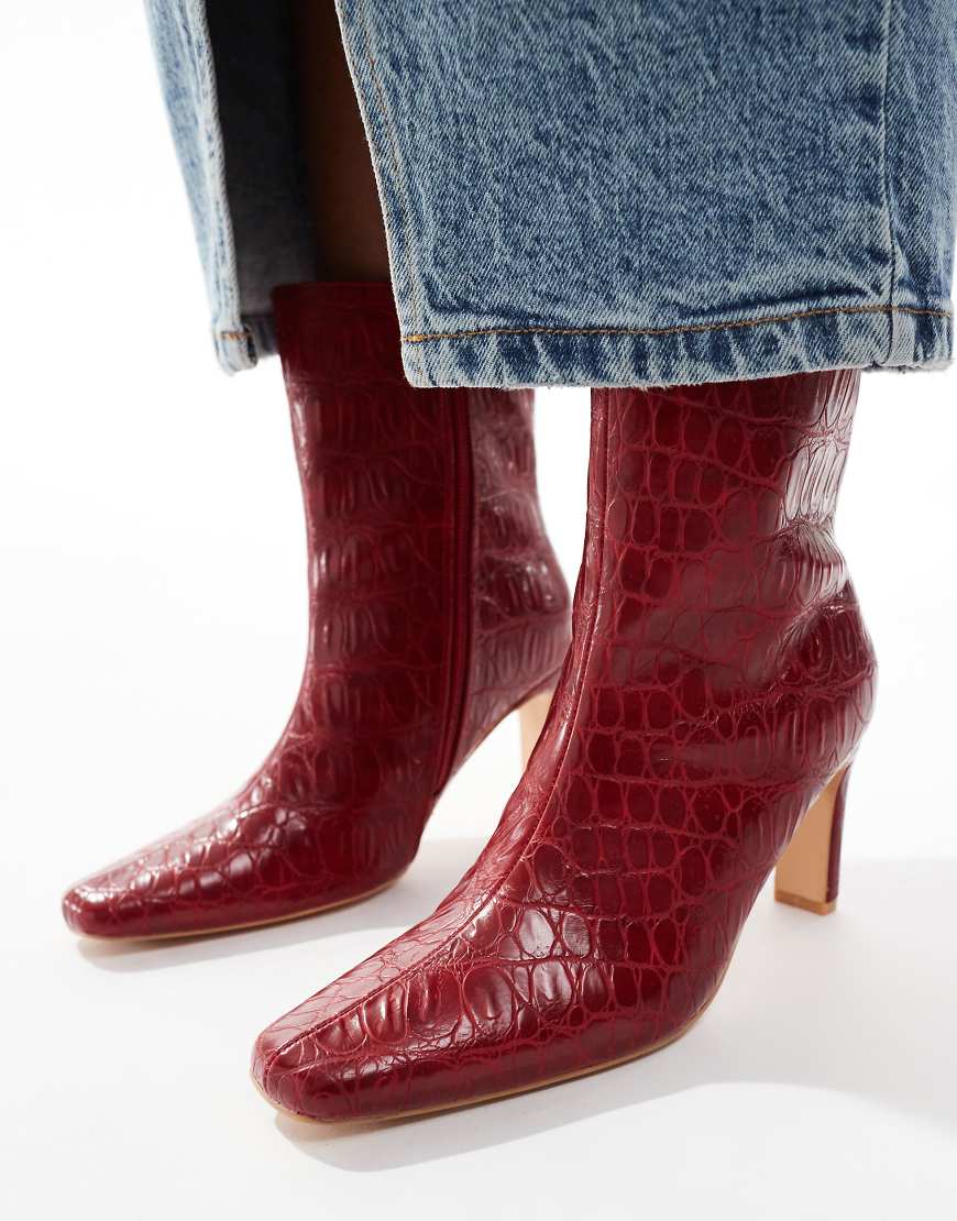 Public Desire - Polaris - Stiefeletten in Rot mit eckiger Zehenpartie und Absatz Public Desire - Polaris - Stiefeletten in Rot mit eckiger Zehenpartie und Absatz von Public Desire