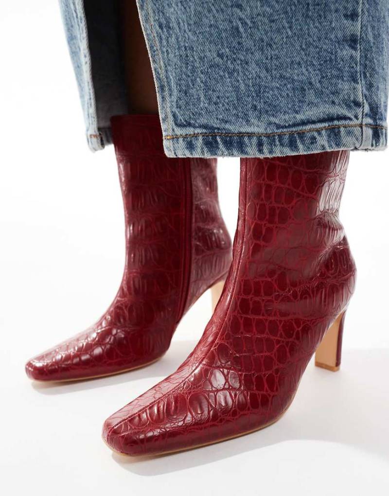 Public Desire - Polaris - Stiefeletten in Rot mit eckiger Zehenpartie und Absatz Public Desire - Polaris - Stiefeletten in Rot mit eckiger Zehenpartie und Absatz von Public Desire