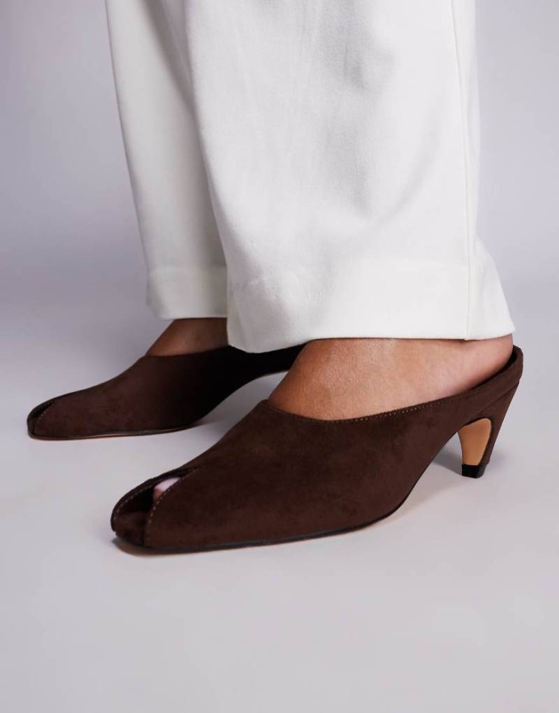 Public Desire - Reuben - Peeptoe-Mules aus Wildleder in Braun mit abgerundetem Kitten-Absatz-Brown von Public Desire