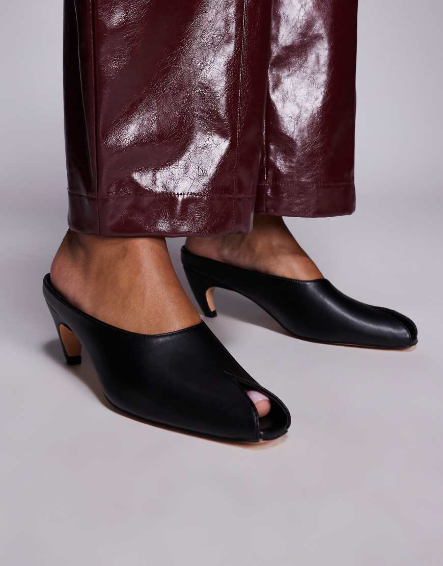 Public Desire - Reuben - Peeptoe-Mules in Schwarz mit abgerundetem Kitten-Absatz von Public Desire