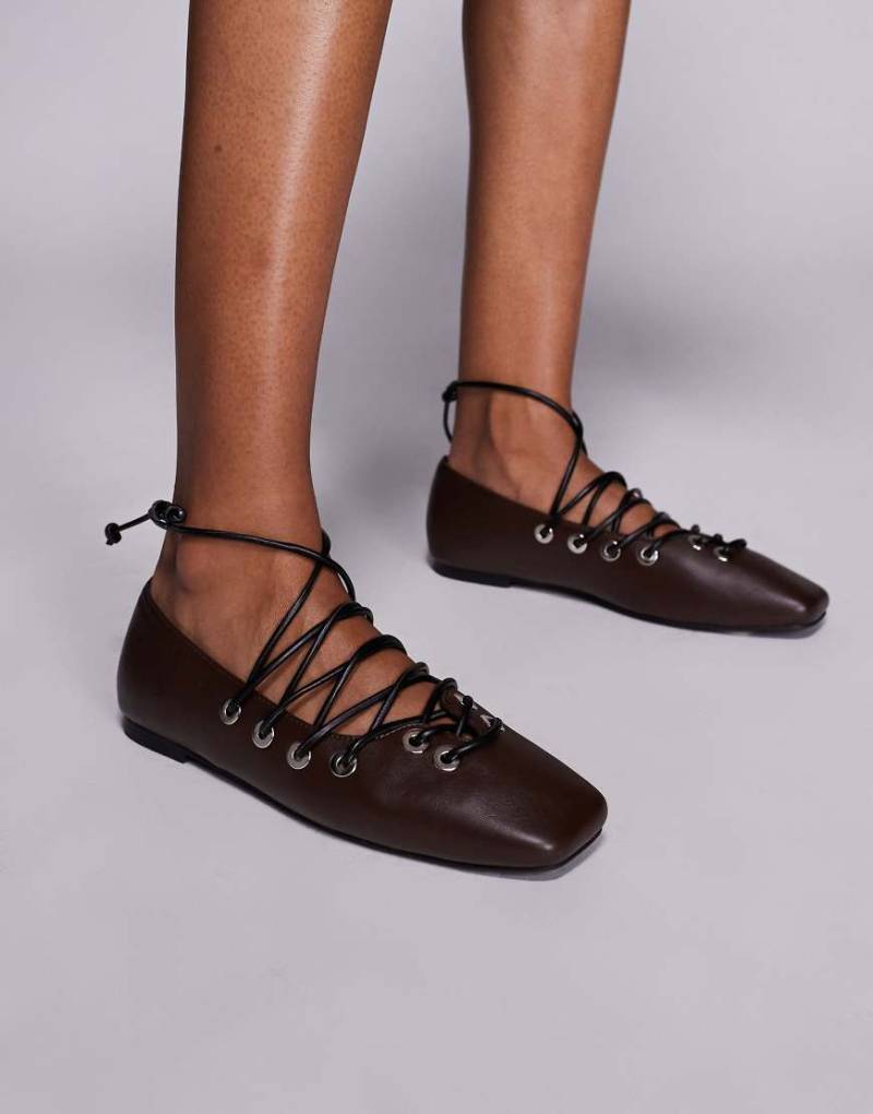 Public Desire - Schnürschuhe in Braun im Used-Look-Brown von Public Desire