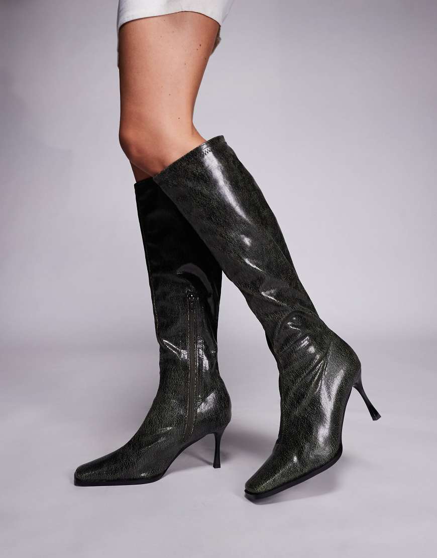 Public Desire - Scorpion - Kniehohe Stiefel in abgenutztem Retro-Grau mit eckiger Zehenpartie und Absatz von Public Desire