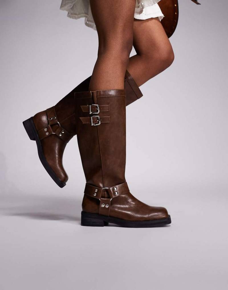 Public Desire - Sirius - Kniehohe Stiefel in Hellbraun mit flachem Riemen von Public Desire