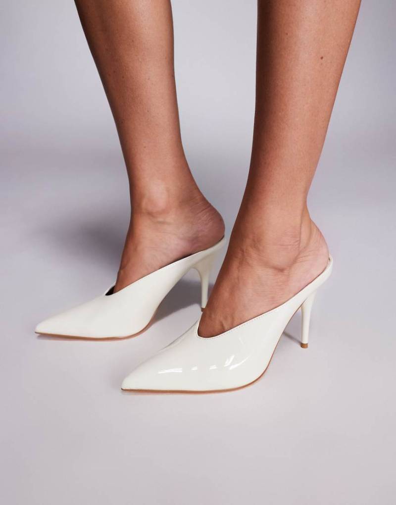 Public Desire - Spitze Pumps in wollweißer Lackoptik von Public Desire