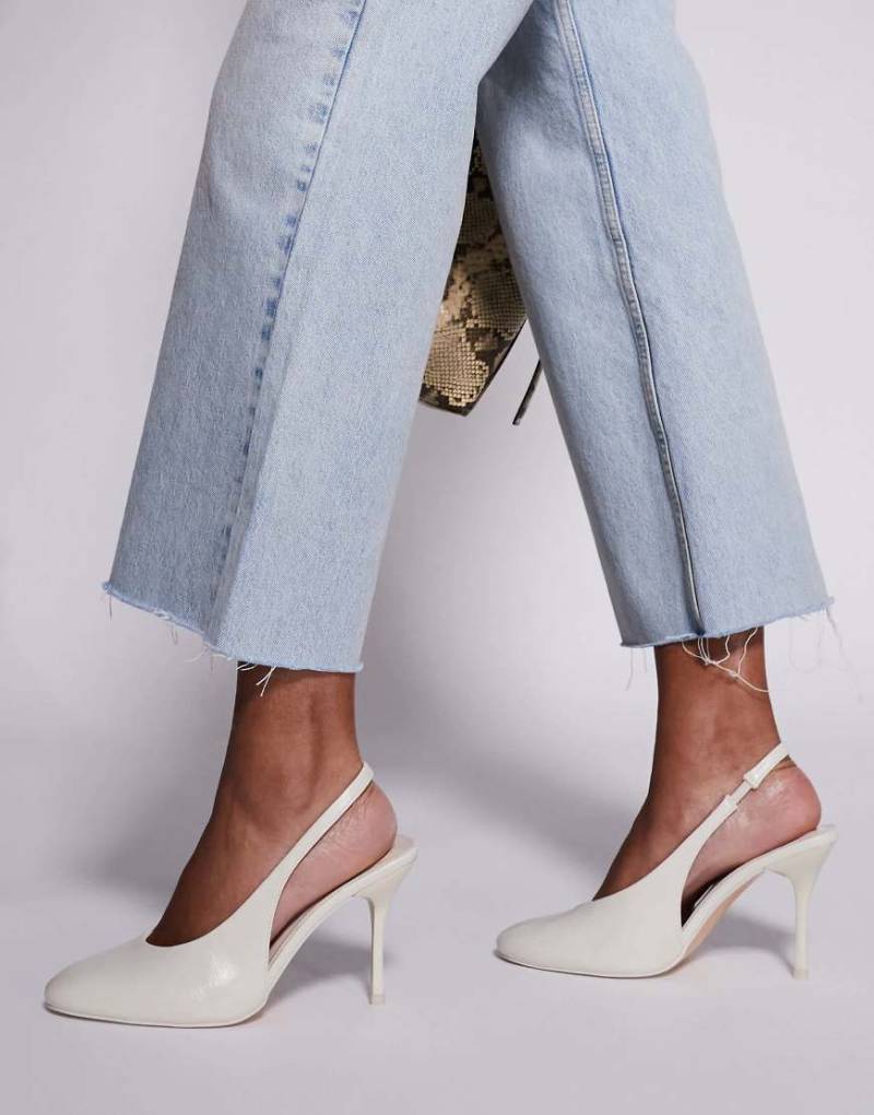 Public Desire - Tilapia - Slingback-Absatzschuhe in Cremeweiß mit hohem Vorderblatt von Public Desire