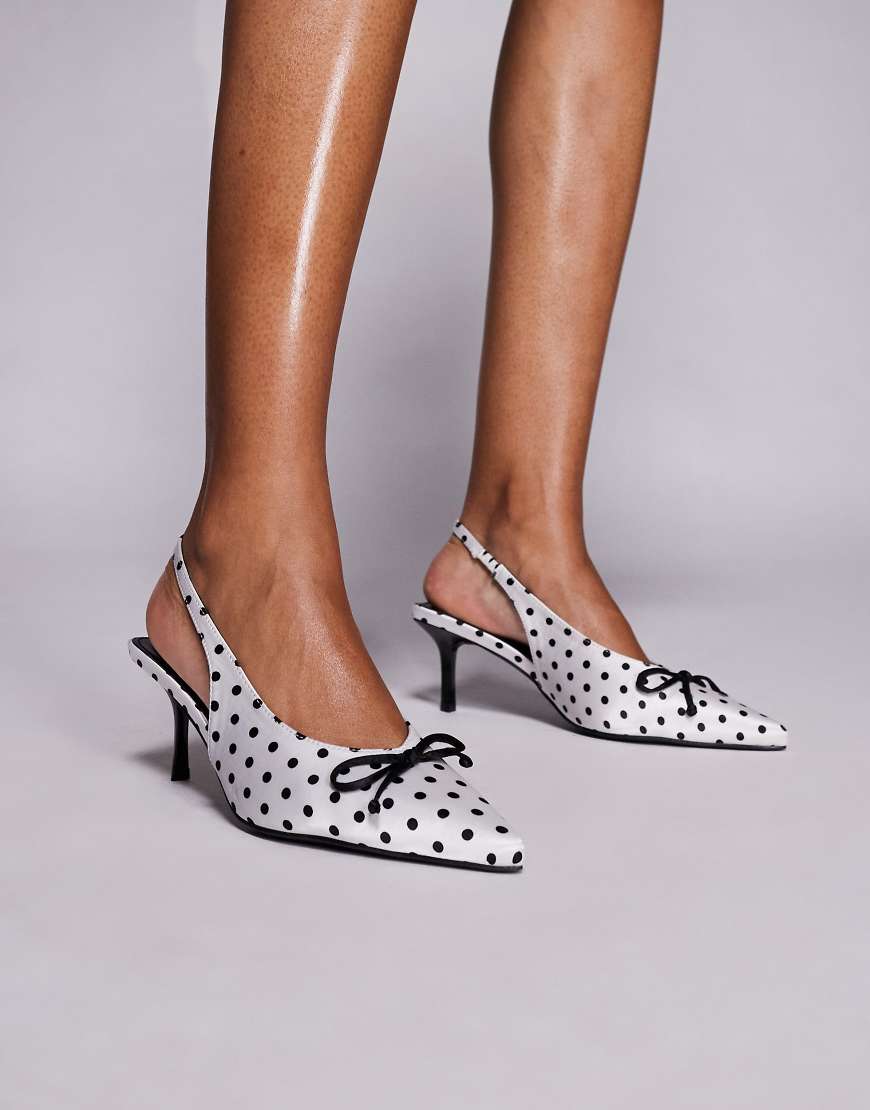 Public Desire - Valley - Schuhe in Weiß mit schwarzen Polka Dots, Fersenriemen und Kitten-Absatz von Public Desire