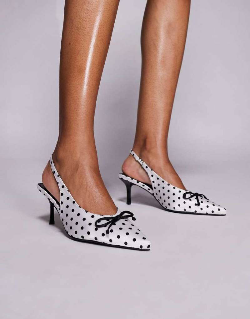 Public Desire - Valley - Schuhe in Weiß mit schwarzen Polka Dots, Fersenriemen und Kitten-Absatz von Public Desire