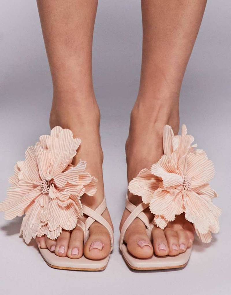 Public Desire - Varley - Sandalen in Pfirsich mit mittelhohem Absatz und Blumenverzierung-Orange von Public Desire