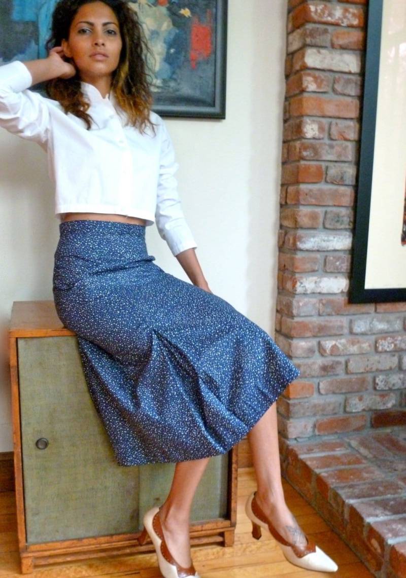 1960Er Jahre Polka Dot Baumwoll-Rock Vintage Marineblau A-Linie Midi 1960Er Jahre Polka Dot Baumwoll-Rock Vintage Marineblau A-Linie Midi von PublicCoutureLtd