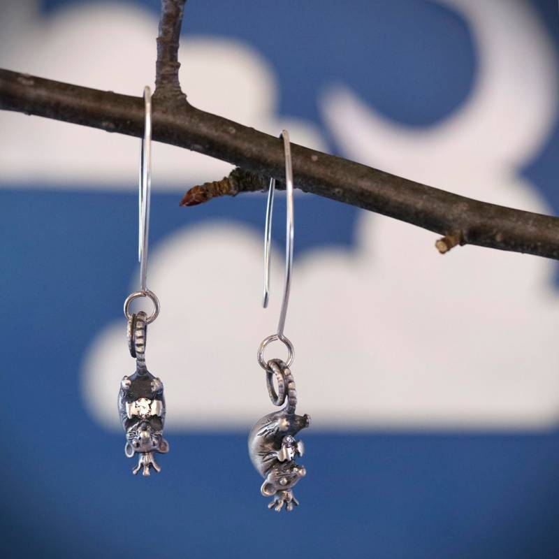 Prinzessin Opossum Ohrringe Diese Regal Possums Ohrring Halten Einen Echten Edelstein Ihrer Wahl in Sterling Silber, Gold Oder Bronze von PuccoonRaccoon