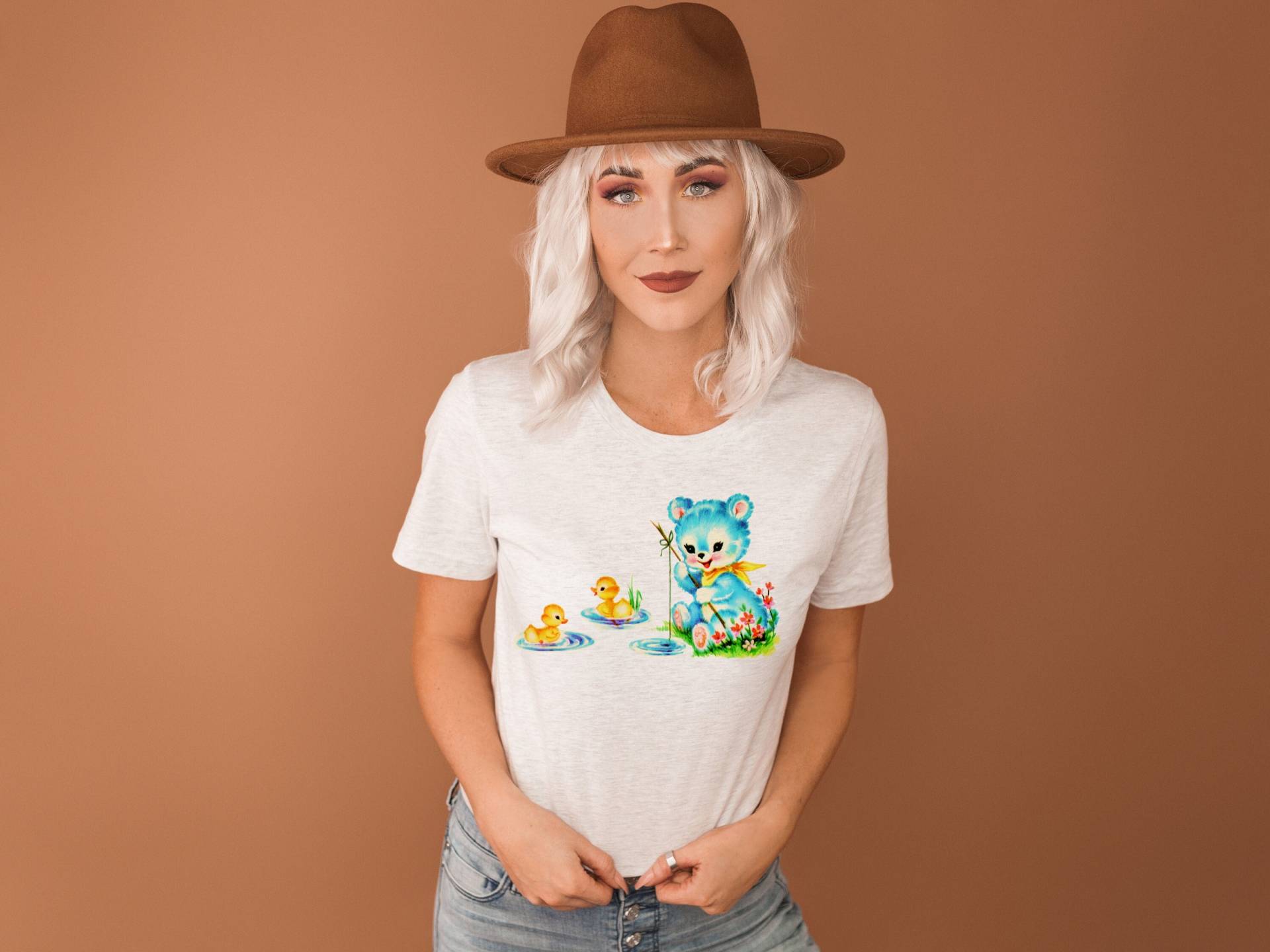 Teddybär T-Shirt Unisex, Mid Century Modern, Niedliches Ostershirt, Niedlich Retro Vintage, Frühlingsmode, Kawaii Kitsch, Girly Girl, Sommermode von PuddinPrints