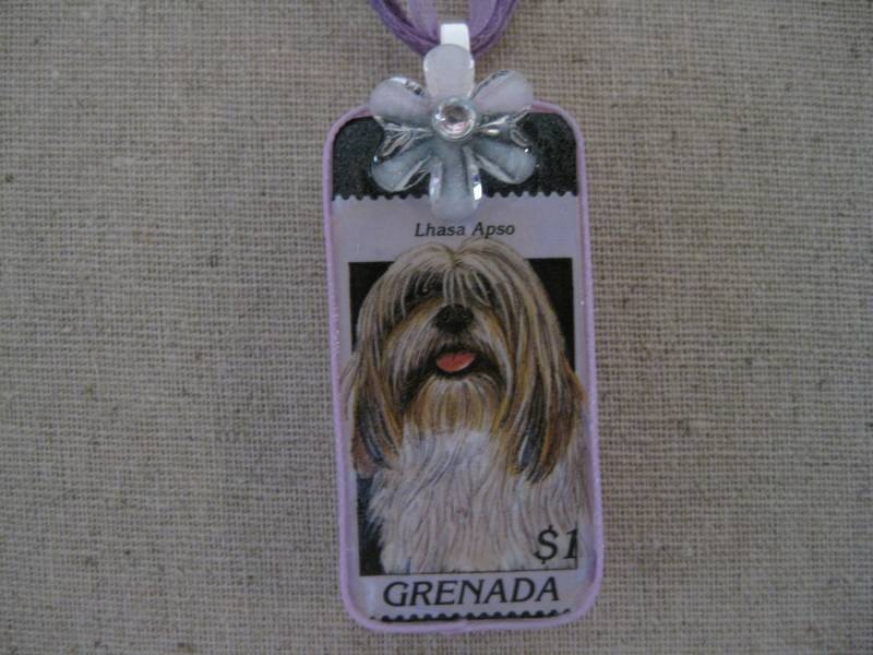 Handgefertigte Jahrgang Grenada Briefmarke Reizvolle Lhasa Apso Hundeanhänger Handgefertigte Jahrgang Grenada Briefmarke Reizvolle Lhasa Apso Hundeanhänger von PudgyPugPendants