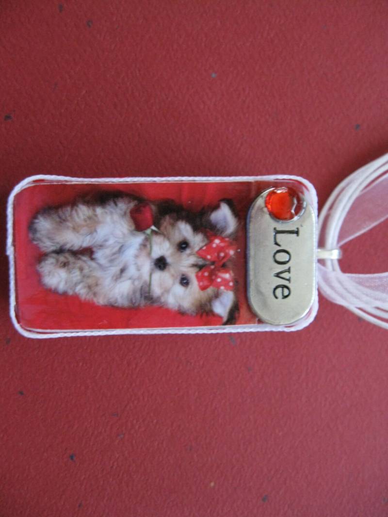 Handgefertigte Welpen "Liebe" Rüschen Weibliche Yorkie Anhänger von PudgyPugPendants