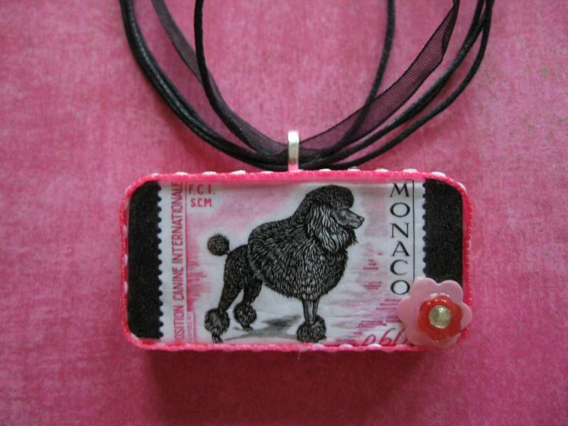 Vintage | 1975 Französisch | Monaco Exposition Canine Internationale Show Schwarze Pudel Hund Briefmarke Anhänger Handarbeit von PudgyPugPendants