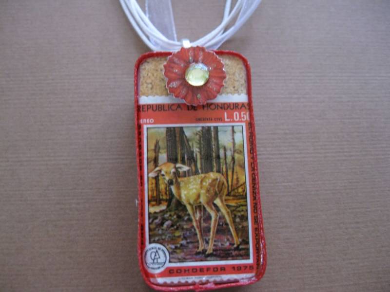 Vintage Mittelamerika | Honduras Briefmarke Baby Hirsch Im Wald-Anhänger Vintage Mittelamerika | Honduras Briefmarke Baby Hirsch Im Wald-Anhänger von PudgyPugPendants