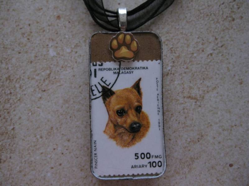 Vintage Spanisch | Madagaskar Briefmarke Mächtigen Zwergpinscher Anhänger Handarbeit von PudgyPugPendants