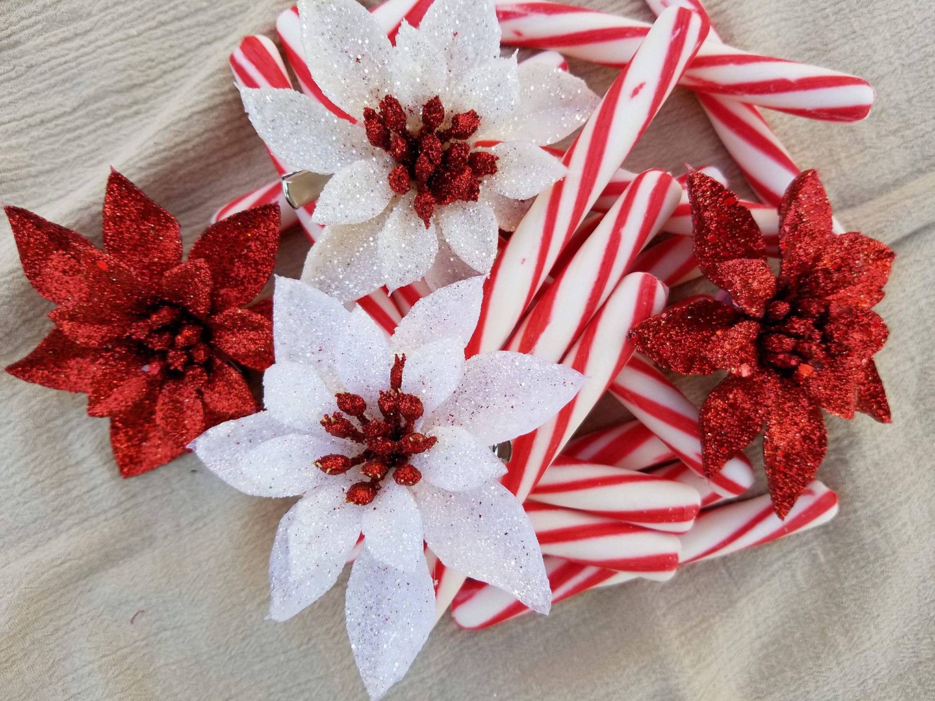 Kleine Weiß Und Rote Mitte Glitter Weihnachtsstern Haarspange Kleine Weiß Und Rote Mitte Glitter Weihnachtsstern Haarspange von PuffyCheeksLLC