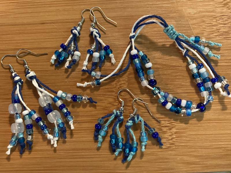 Blau-Weiße Perlen Hanf Ohrringe Und Armband von PuffyTailCat