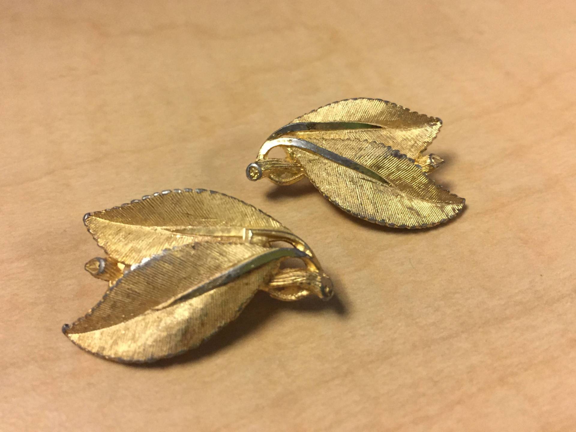 Vintage Gold Ton Blatt Signiert B.s.k. Ohrclips von PugetSoundShop