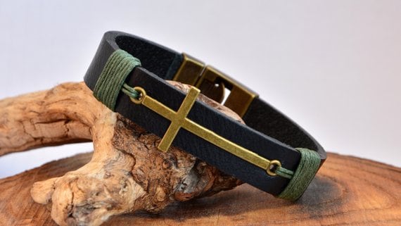 Armband Für Männer Kreuz Versteckte Nachricht Geschenk Personalisierte Gravur Benutzerdefinierte Kruzifix Daddy Manschette Lederarmband von PukkaMen