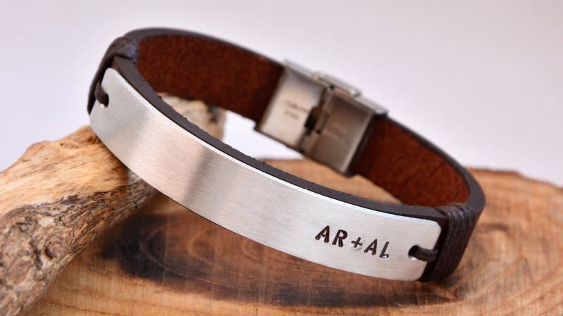Personalisierter Name Initialen Gravur Lederarmband Für Ihn Benutzerdefinierte Männer Armband Vater Handgestempelt Geburtstag Geschenk von PukkaMen