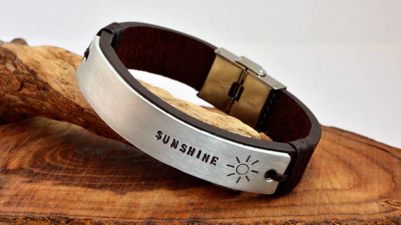 Männer Frauen Leder Armband Gravur Benutzerdefinierte Mann Bruder Freund Geschenk Mama Papa Spezielle Geburt Abschluss Halloween Geschenke Für Ihn von PukkaMen