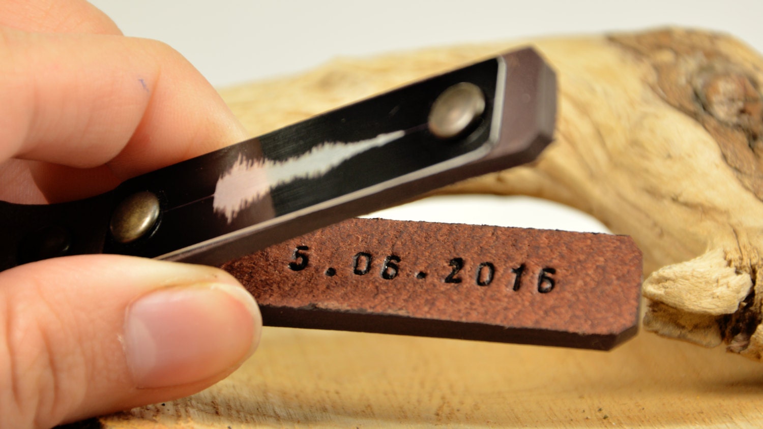 Valentinstag Männer Schlüsselbund Personalisieren Leder Auto Geschenk Schlüsselanhänger Benutzerdefinierte Geschenkideen Sound Wave Neues Haus von PukkaMen