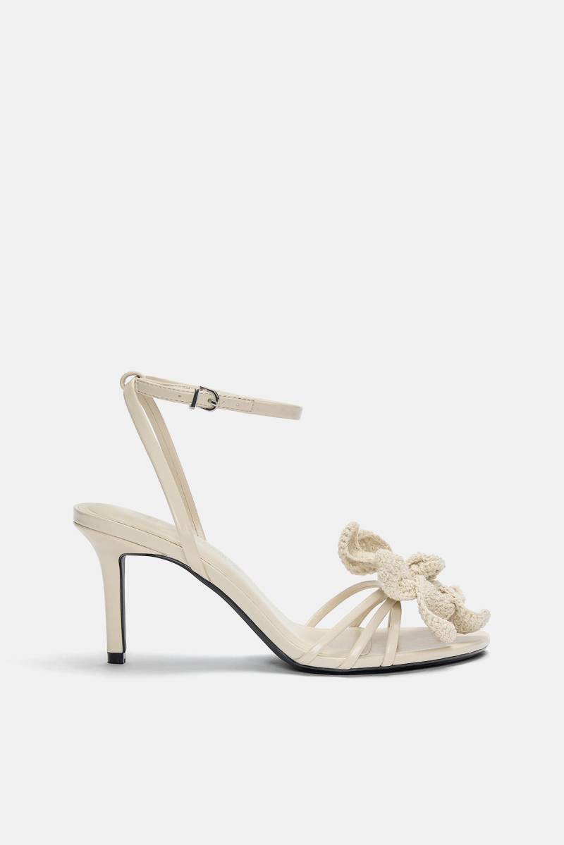 Absatzsandalen Mit Gehäkelter Blume von Pull&Bear