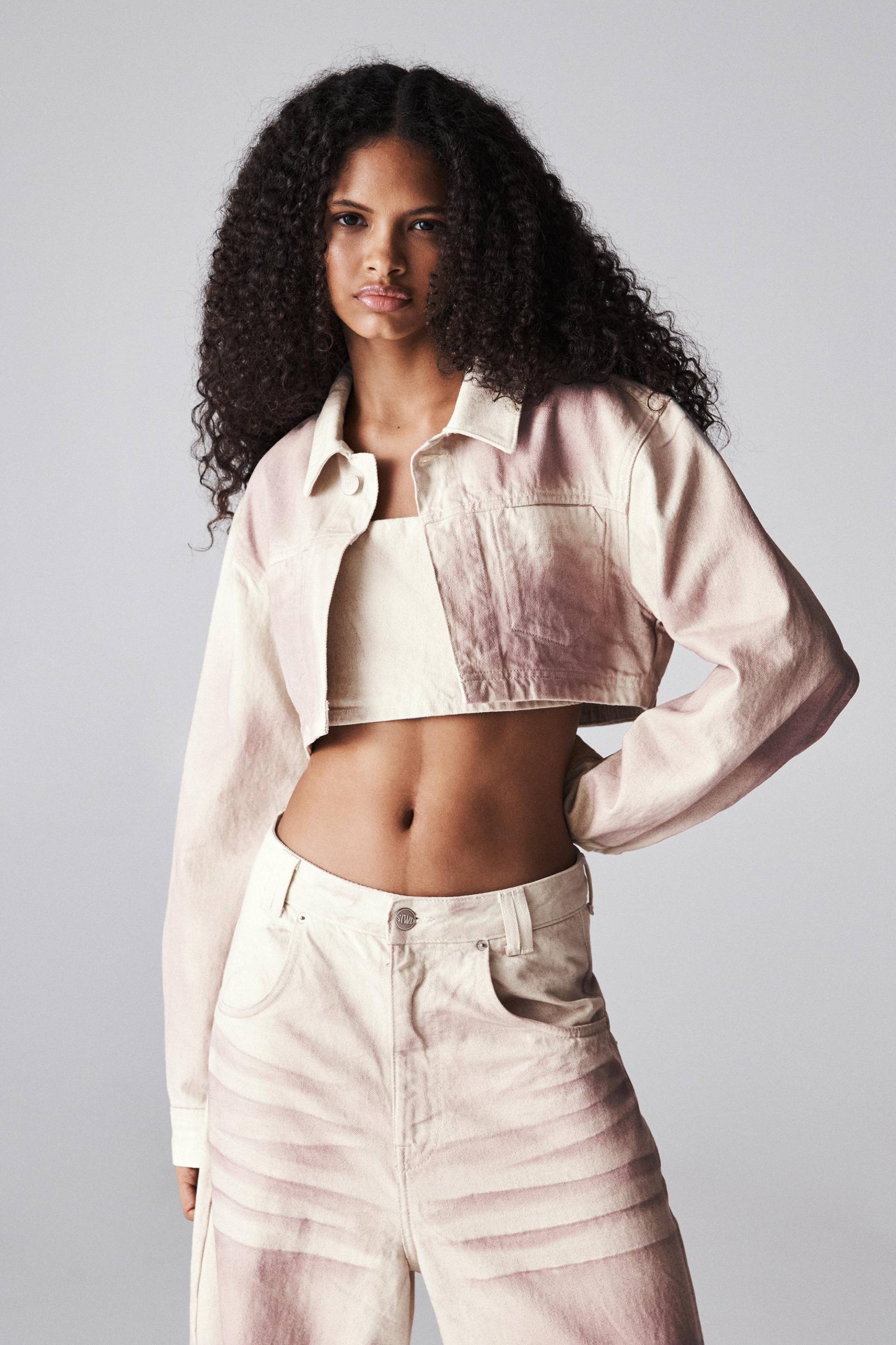 Cropped-Jeansjacke Mit Batikmuster Von Bráulio Amado von Pull&Bear